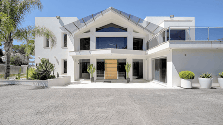 Luxury villa for sale in Nueva Andalucia Marbella with modern architecture and spacious entrance