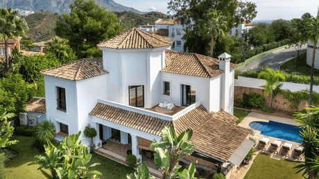 Traditional Andalusian villa for sale in La Quinta Marbella with private pool and mountain views