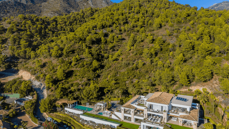 Explore exclusive villas for sale in Cascada de Camojan, nestled in a serene and prestigious area with stunning views of Marbella and the Mediterranean