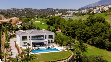 Explore exceptional villas for sale in Los Arqueros, surrounded by stunning golf courses and natural beauty