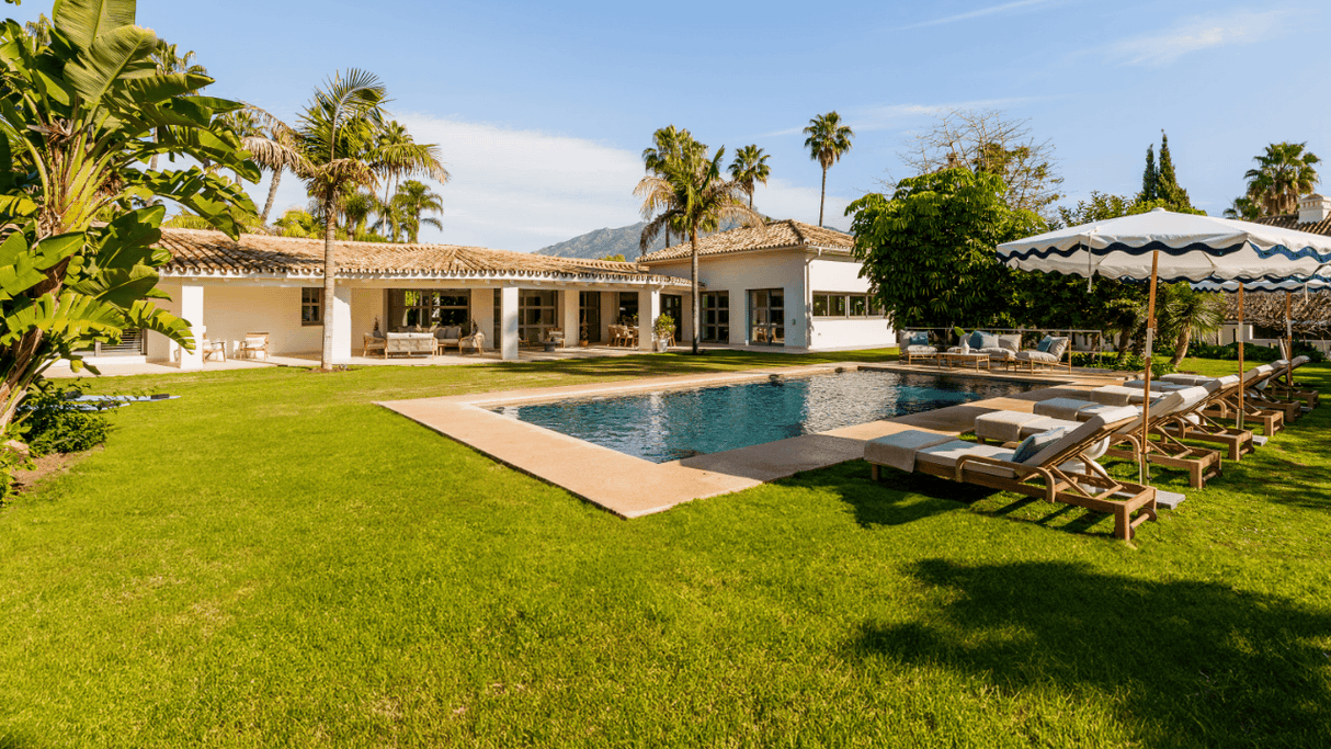 Luxury garden villa for sale in La Cerquilla with private pool and mountain views