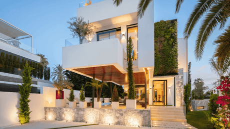 Modern villa for sale in Golden Mile with beach proximity and luxury design