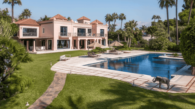 Luxury beach villa for sale in El Paraiso Marbella with pool and garden