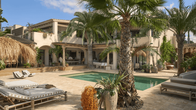 Beach villa for sale in Los Monteros Marbella with tropical design and private pool