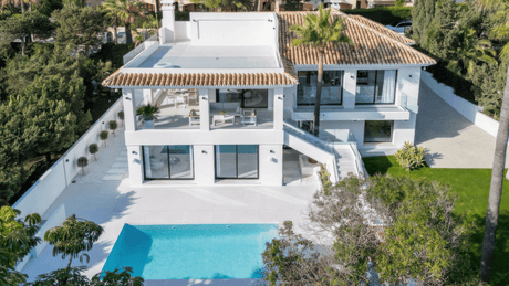 Beach villa with pool and terraces for sale in Marbella East