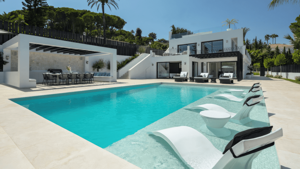 Modern villa with pool for sale in Nueva Andalucia