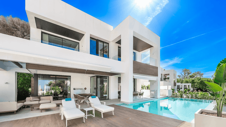 Luxury villa for sale in Golden Mile Marbella with modern design and private pool