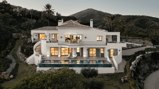 Elegant sea views villa for sale in the prestigious El Madroñal area of Marbella