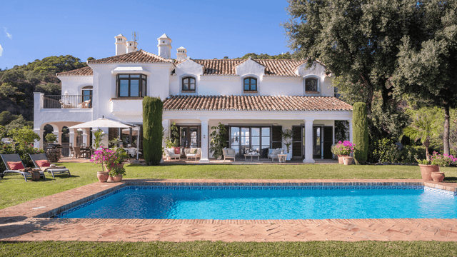 Elegant traditional-style villa with a private swimming pool and lush garden in El Madroñal, surrounded by nature and mountain views