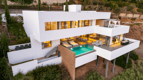 Contemporary villa with sleek design and panoramic sea views for sale in La Quinta Marbella