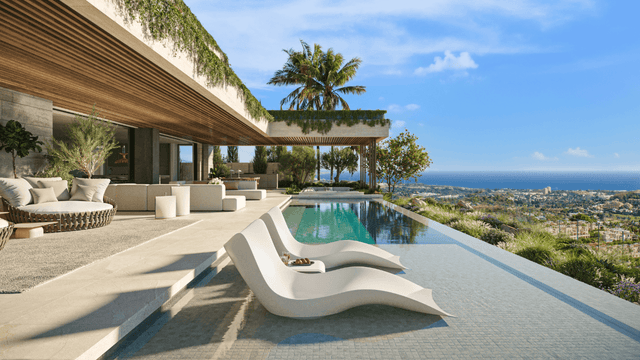 Luxury villa for sale in La Quinta Marbella with panoramic sea views and modern design