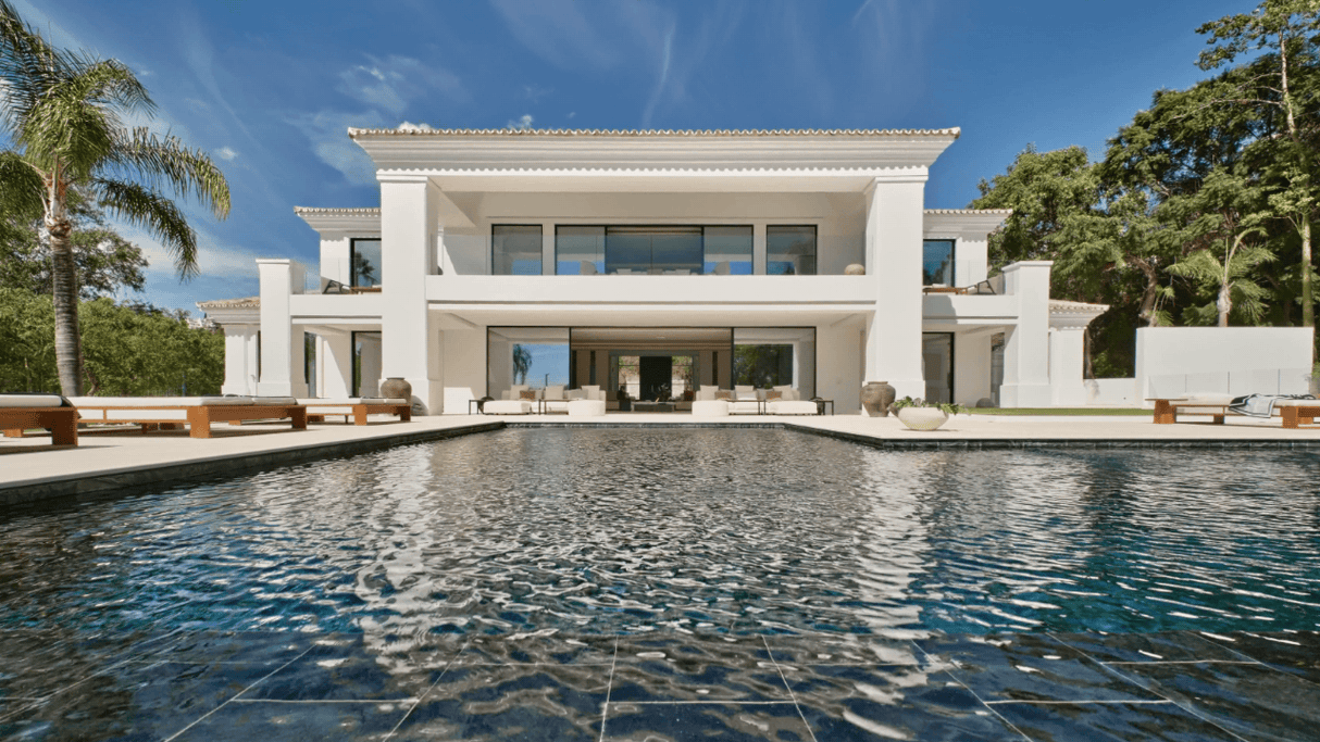 Elegant villa with a spacious pool in La Quinta for sale