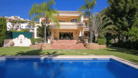 Traditional villa for sale in Los Arqueros Marbella with private pool and garden