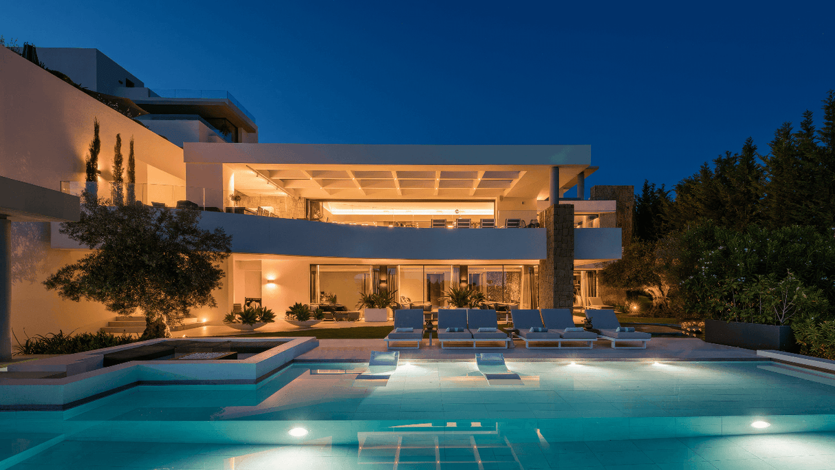 Luxury frontline golf villa for sale in Los Flamingos with modern design and infinity pool