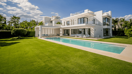 Luxury villa for sale in Los Flamingos Marbella with modern design and private pool