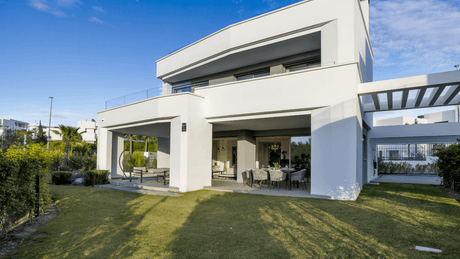 Modern villa for sale in Santa Clara Marbella with spacious garden and terrace