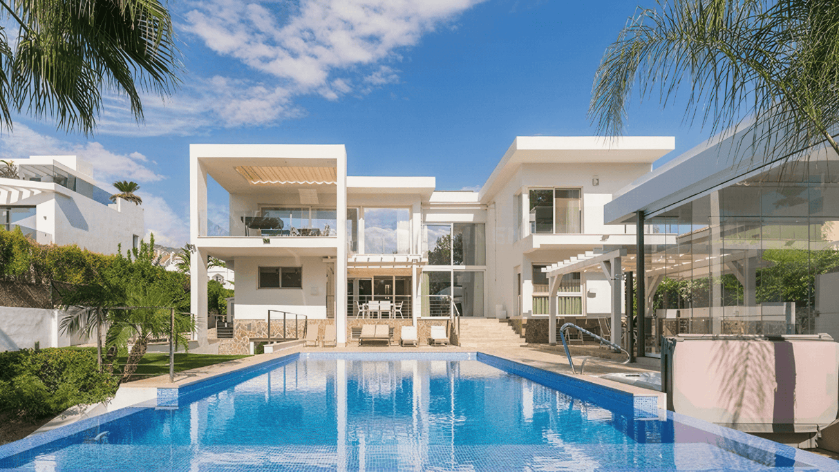 Modern villa for sale in Nueva Andalucia Marbella with large infinity pool and luxury design