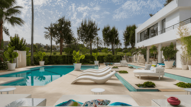 Luxurious villa with pool and lush gardens in Nueva Andalucia for sale