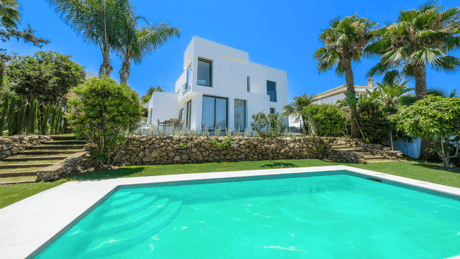 Move-in ready villa for sale in Nueva Andalucia with private pool and lush garden