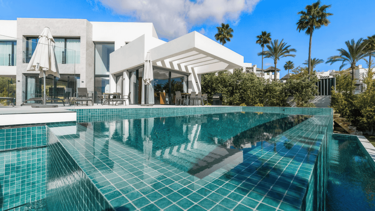 Luxury villa for sale in New Golden Mile Marbella with infinity pool and modern architecture