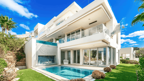 Modern villa for sale in Nueva Andalucia Marbella with private pool and contemporary design