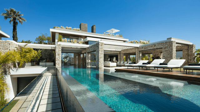 Sea views villa for sale in Marbella Nueva Andalucia