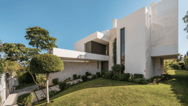 Sea views luxury villa for sale in New Golden Mile