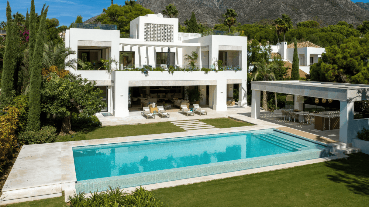 Contemporary villa with pool for sale in Golden Mile Marbella