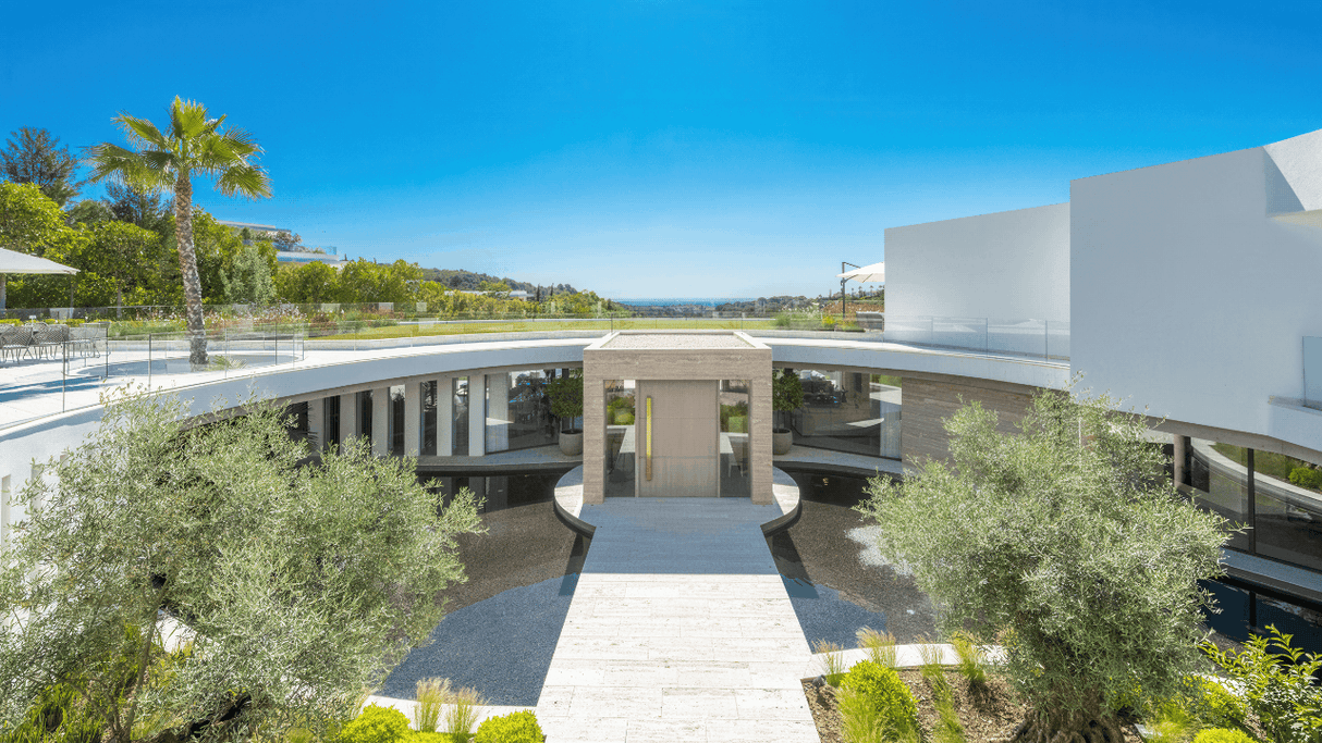 Villa for sale in Sotogrande Cadiz with modern architecture and sea views