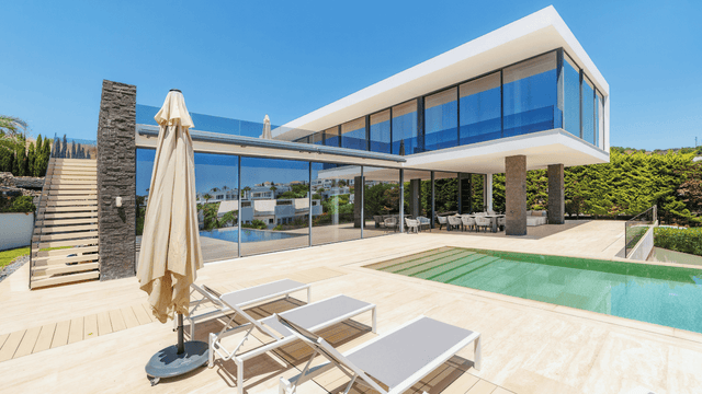 Luxury modern villa for sale in Nueva Andalucia with pool and contemporary design