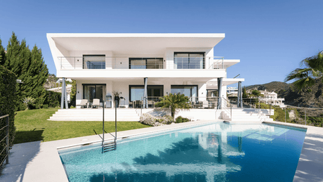 Modern villa with stunning sea views and a spacious private pool for sale in La Quinta Marbella