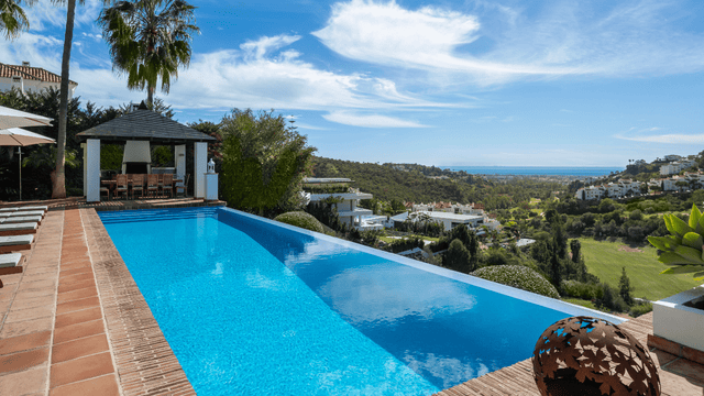 Spectacular villa with an indoor pool and panoramic views for sale in La Quinta Marbella