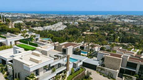 Modern villas for sale in La Quinta Marbella with exceptional views and luxury features