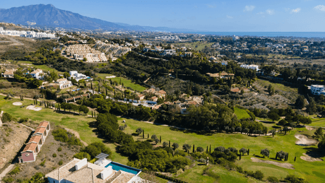 Luxury villas for sale in Marbella Los Flamingos with golf course and sea views