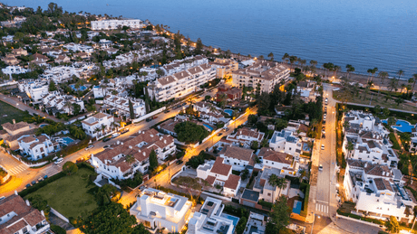 Beachside villas for sale in Marbella New Golden Mile with modern amenities