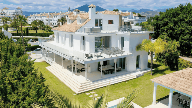 Villas for Sale Nueva Andalucia Marbella Centro Plaza