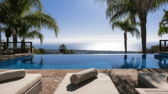 Luxurious villa with infinity pool and sea views in Marbella East for sale