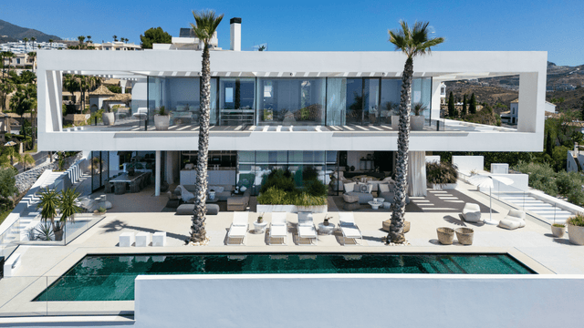 Luxury villa with panoramic sea views and modern design for sale in La Quinta Marbella