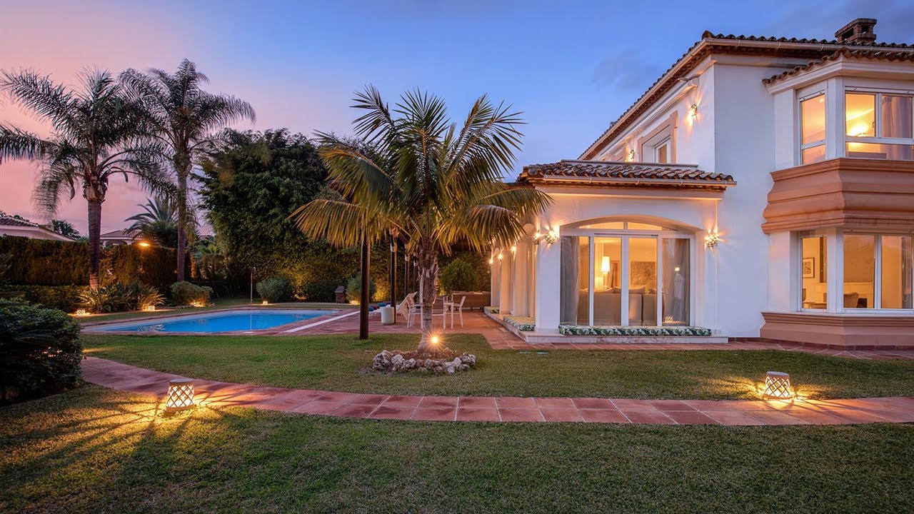 NEW! Timelessly Elegant Villa【2.995.000€】Guadalmina Baja (Marbella)