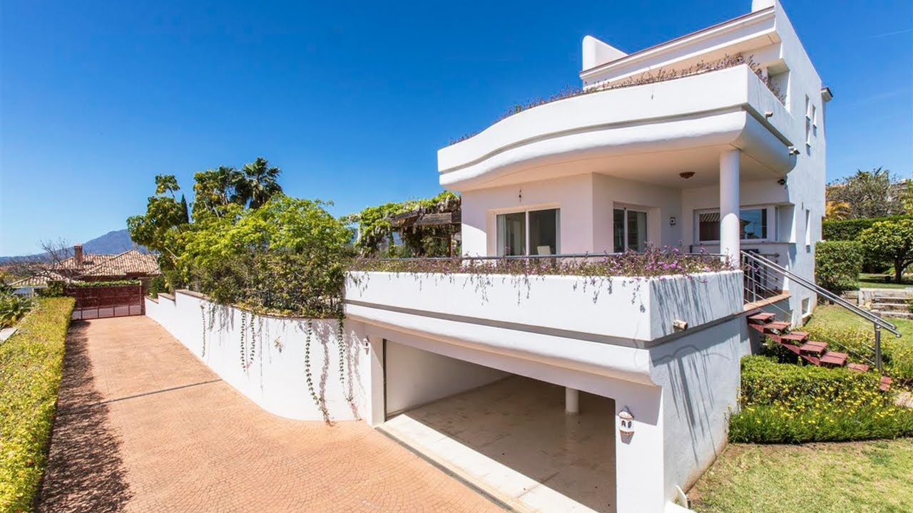 Villa with CIRCULAR Viewpoint in Los Flamingos Golf (Marbella)【1.595.000€】